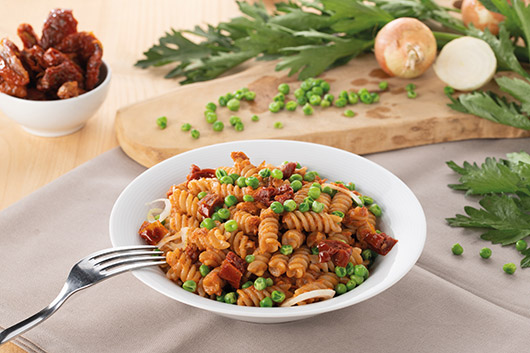 Fusilli integrali ai piselli e pesto di pomodorini secchi ricetta