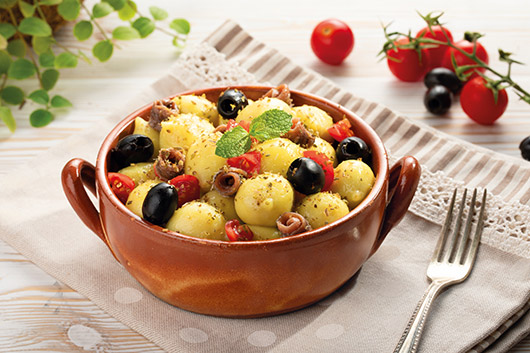 Gnocchi ripieni al pesto con acciughe, olive e pomodorino ciliegino ricetta