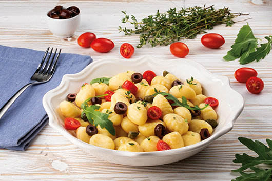 Gnocchi al pomodoro datterino con rucola, olive, capperi e timo ricetta
