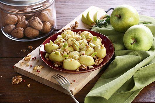 Gnocchi ripieni al gorgonzola dop con mele verdi e noci ricetta