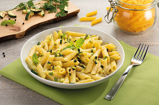 Penne con pesto di zucchine e menta ricetta