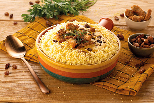 Cous cous di mais e riso con pollo al curry, mandorle e uvetta ricetta