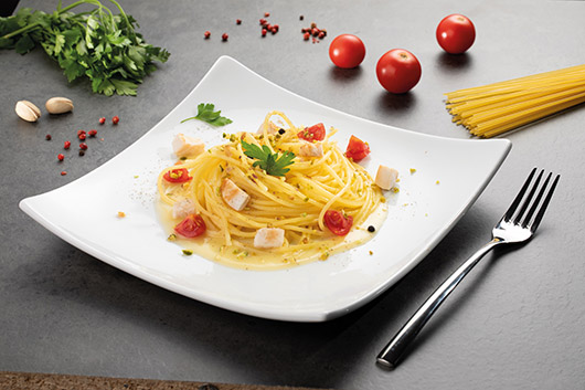 Spaghetti con pesce spada, pistacchi e arancia ricetta